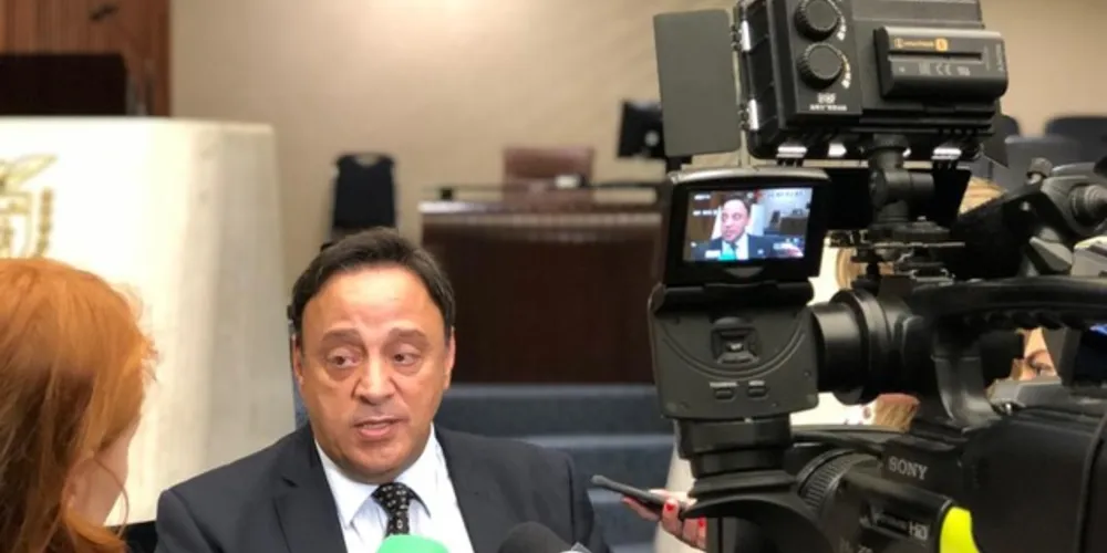 Na sessão desta quarta, Bakri pediu adiamento da votação do orçamento, que entraria na pauta do dia