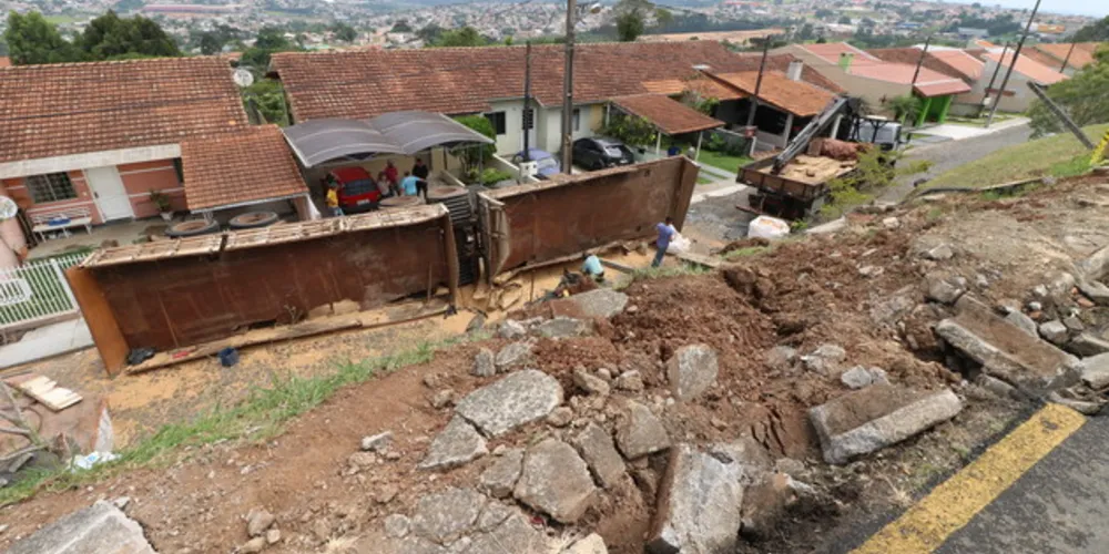 Operação de remoção dos destroços está sendo comandada pela seguradora do caminhão.