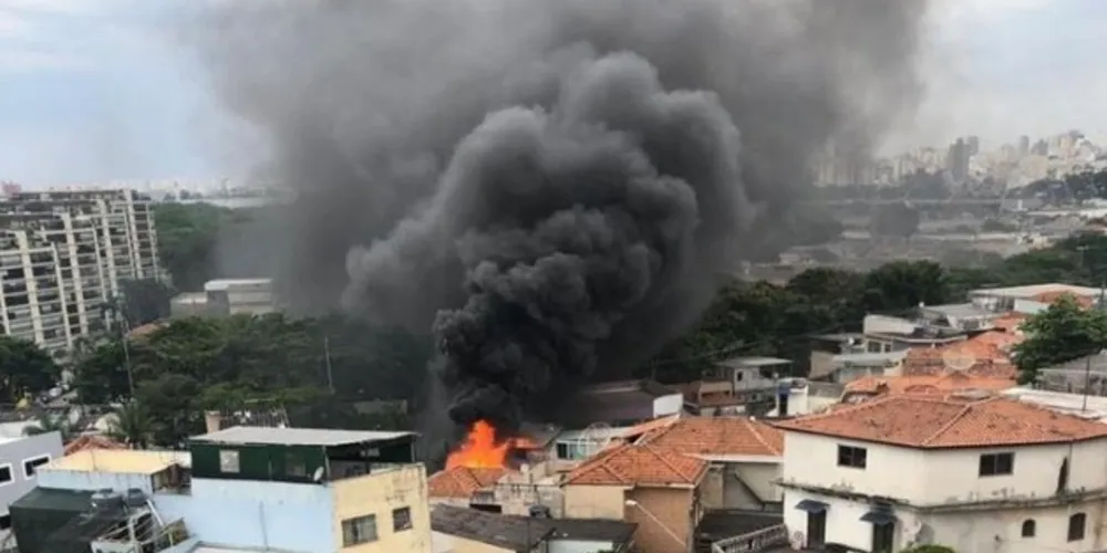 Aeronave estava decolando quando acabou caindo ao lado de um posto de gasolina