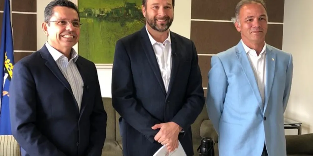 Pauliki em reunião com o reitor e vice-reitor da UEPG