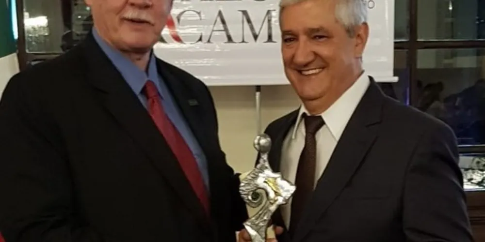 Empresário recebeu o troféu de Orlando Pessuti