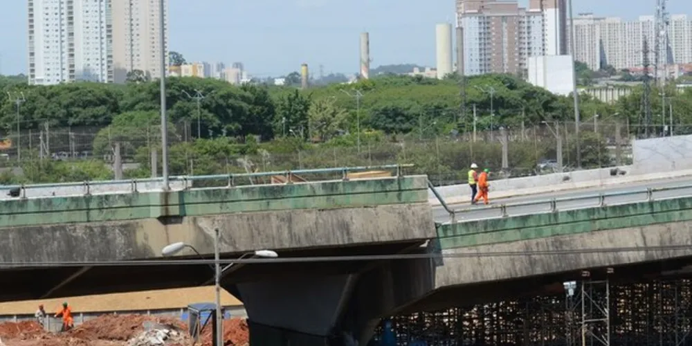 Parte do viaduto na Marginal Pinheiros cedeu cerca de 2 metros no feriado de 15 de novembro
