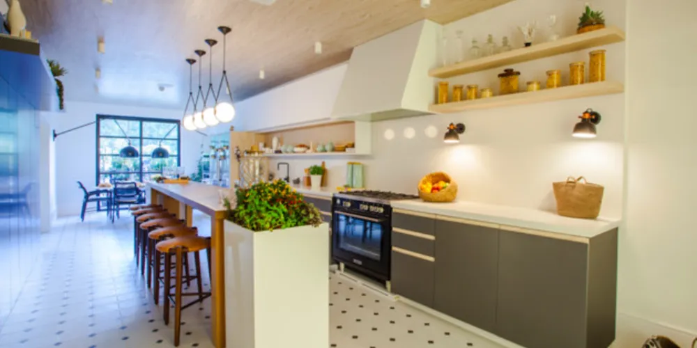No Projeto Escritório Maraú Design Studio, a cozinha tem móveis resolvidos e layout limpo