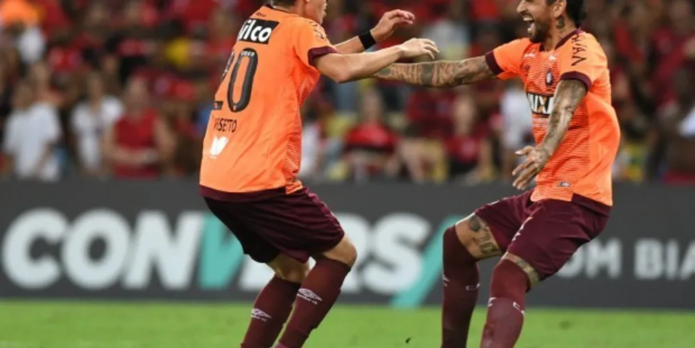 Rossetto e Rony fizeram os gols do Furacão na partida