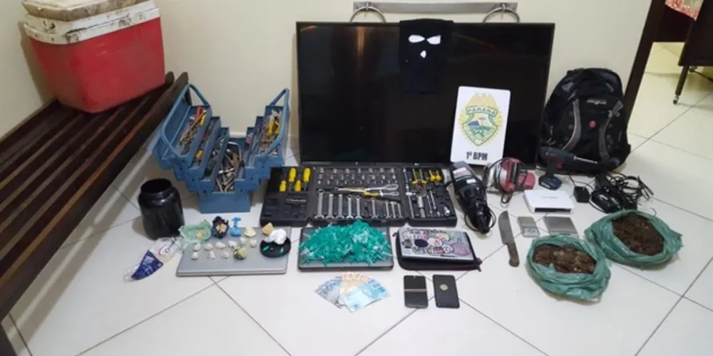 Drogas, aparelhos eletrônicos, ferramentas e dinheiro foram encontrados na ação