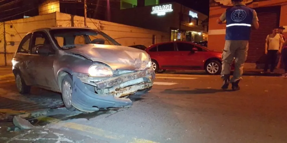 Socorristas estiveram no local do acidente para prestar atendimento às vítimas.