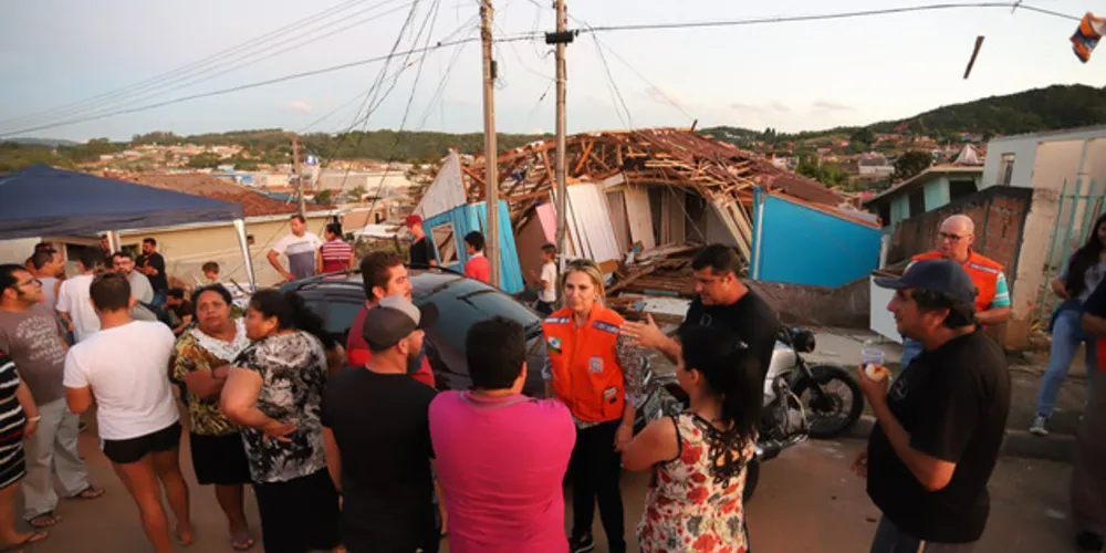Defesa Civil enviou 3 mil telhas e lonas para cobrir as casas.