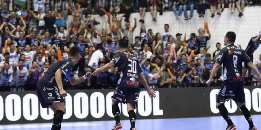 Pato largou na frente na decisão da Liga Nacional
