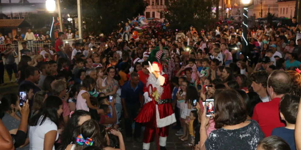 Chegada do Papai Noel e abertura da Casa do Papai Noel abre programação de Natal em Castro