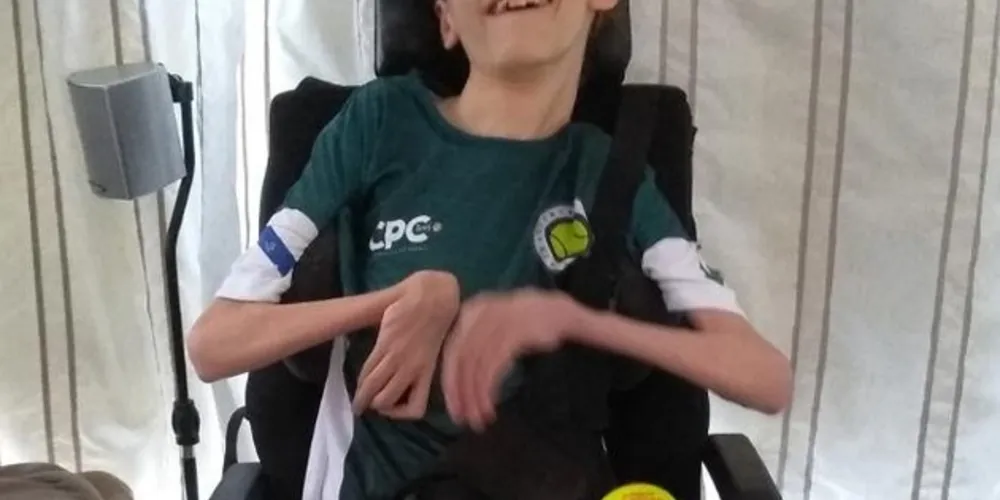 Bruno tem 15 anos e passará por procedimento cirúrgico para tratar a escoliose.