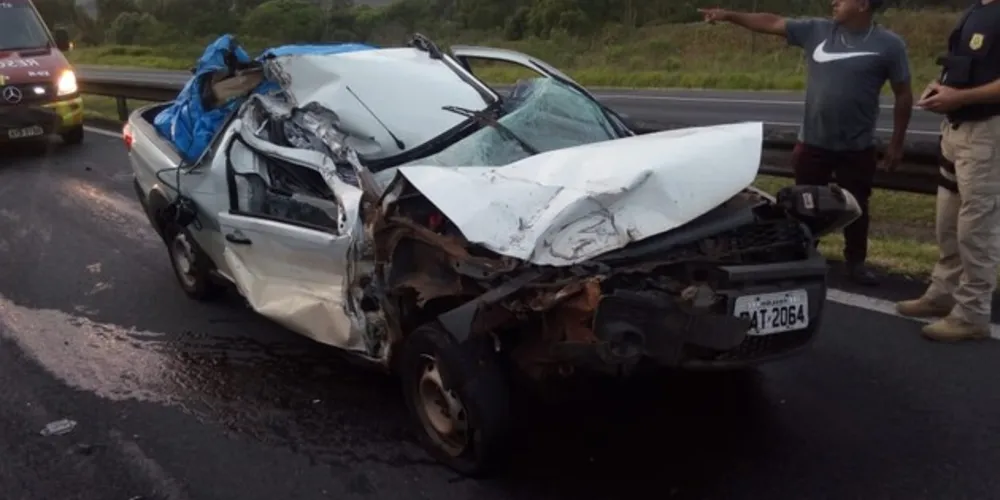Apesar do estrago no veículo, motorista sofreu apenas ferimentos leves