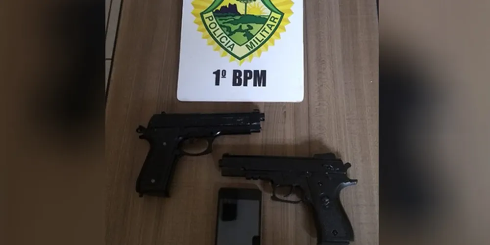 Armas falsas e celular roubado foram apreendidos pela Polícia Militar de Arapoti