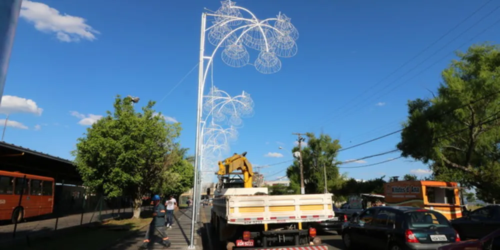 Estrutura da decoração natalina já está sendo montada em Ponta Grossa