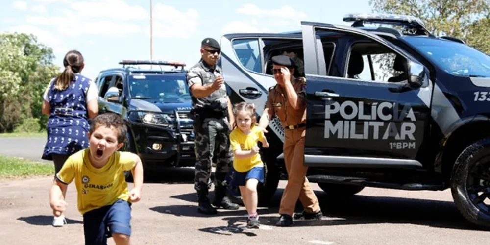 Crianças conheceram mais como funciona o trabalho da Polícia Militar em PG