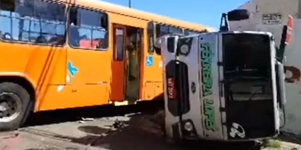 Colisão aconteceu no cruzamento das ruas Bento Ribeiro com a Minas Gerais, no bairro da Palmeirinha 
