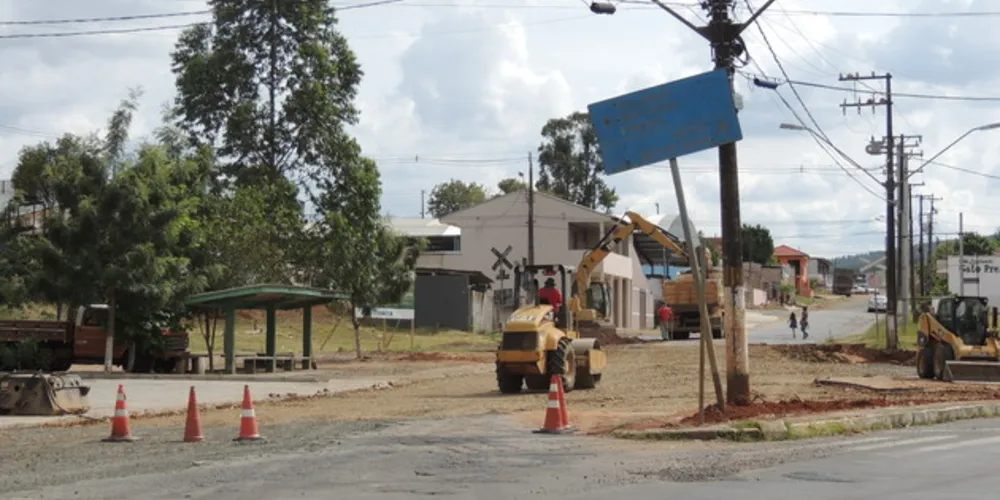 Obras na Vila Pinheiro, em Jaguariaíva, buscam organizar o trânsito na Avenida Paulo da Cruz Pimentel