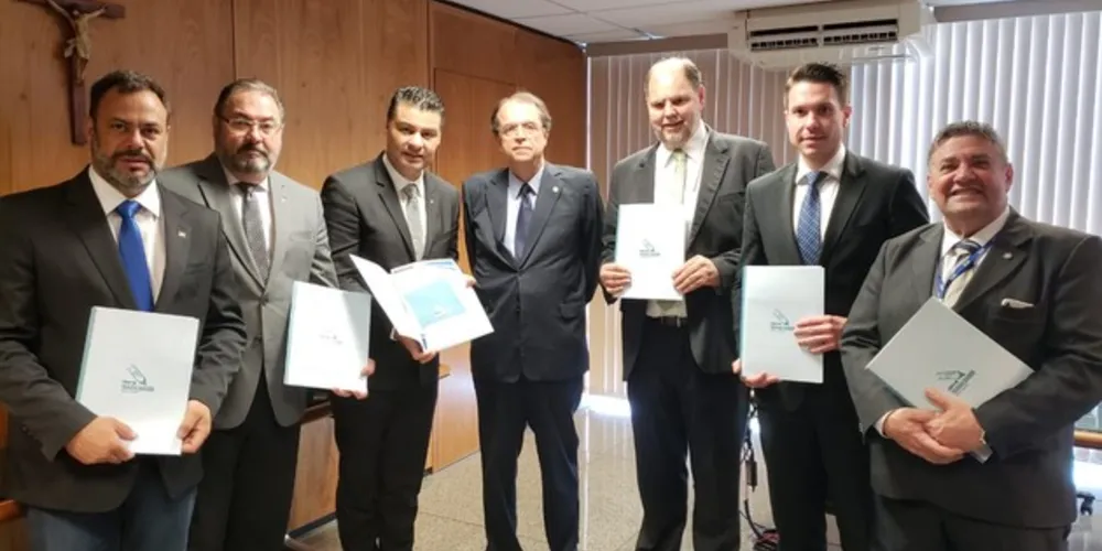 Prefeito está desde terça-feira em Brasília