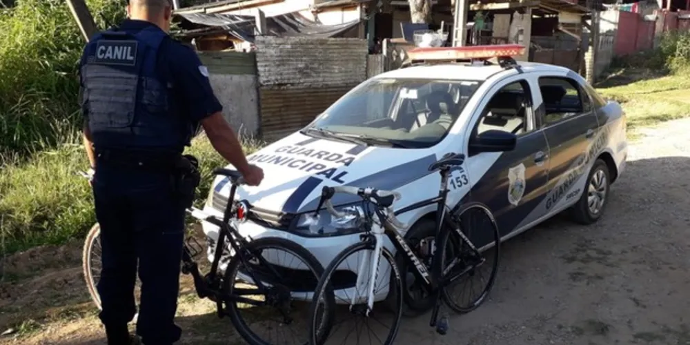 Bicicletas estavam escondidas em matagal no bairro de Uvaranas
