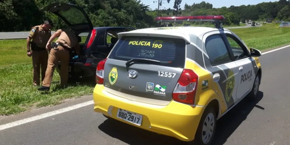 Carro foi abordado no trevo de acesso à localidade do Tronco e PM apreendeu quatro quilos de maconha