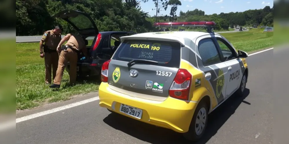 Carro foi abordado no trevo de acesso à localidade do Tronco e PM apreendeu quatro quilos de maconha