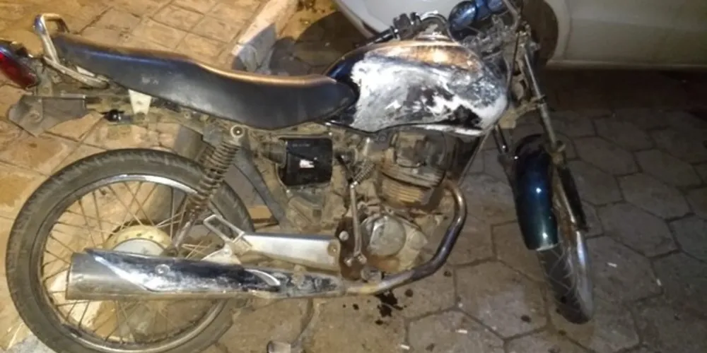Moto foi apreendida e levada até a delegacia da cidade