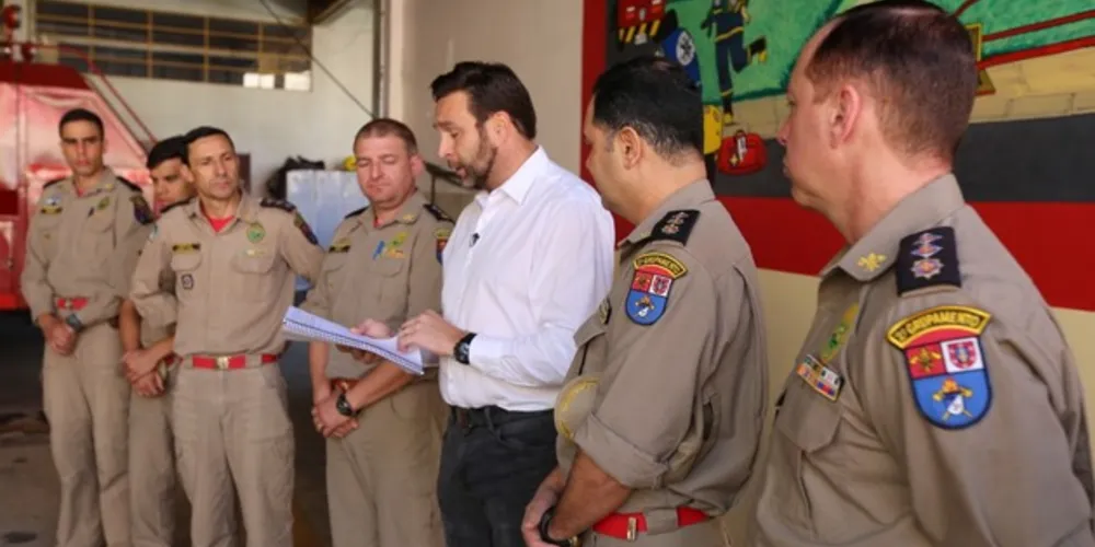Deputado estadual esteve com membros da corporação durante a quinta.