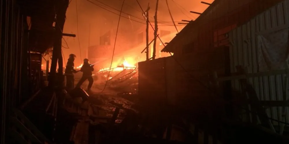 Incêndio teve início na noite desta sexta-feira (7)