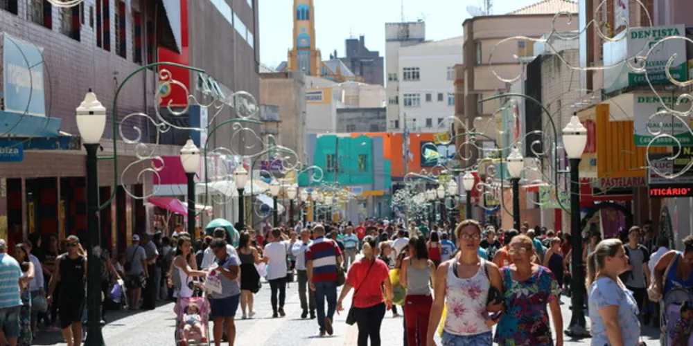 População poderá comprar nas lojas de rua neste sábado e domingo, até às 20 horas