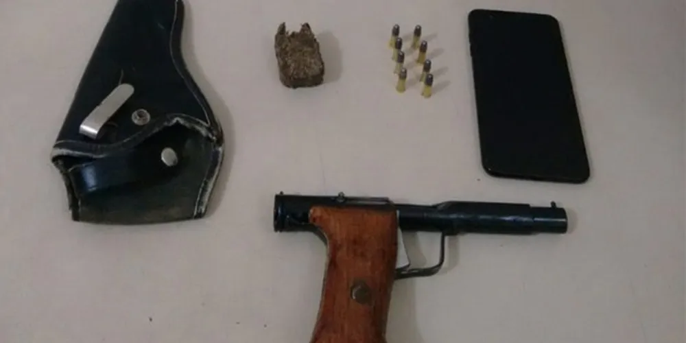 Rapaz de 19 anos e adolescente foram detidos pelo Pelotão de Choque