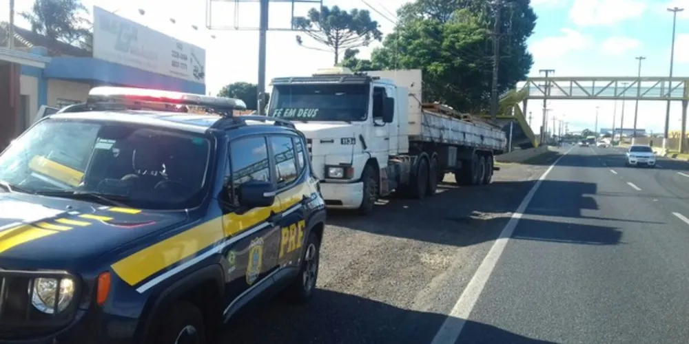 Caminhoneiro foi abordado quando dirigia falando ao telefone