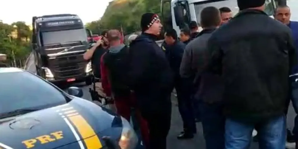 Paralisação dos caminhoneiros na rodovia Nova Dutra, próximo a Volta Redonda (RJ)