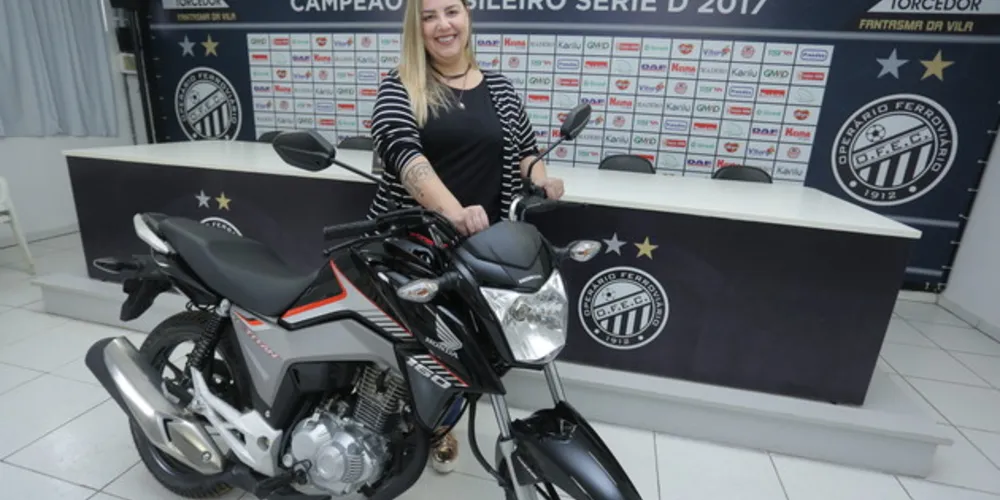 Vencedora recebeu o prêmio no último sábado (8)