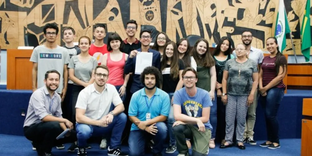 Câmara Jovem reúne alunos de escolas públicas e privadas de Ponta Grossa em uma simulação do trabalho legislativo.