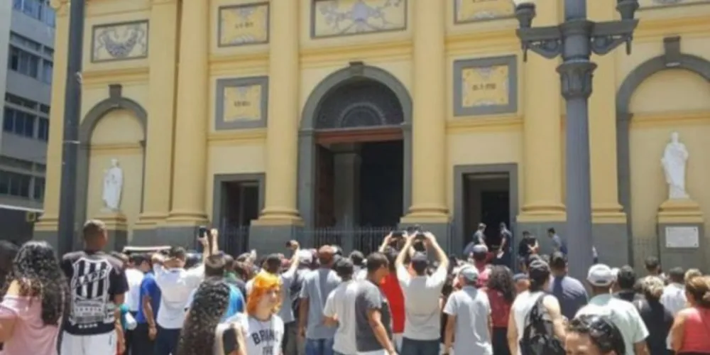 Imagem ilustrativa da imagem Homem invade Catedral e atira em fiéis; quatro morrem