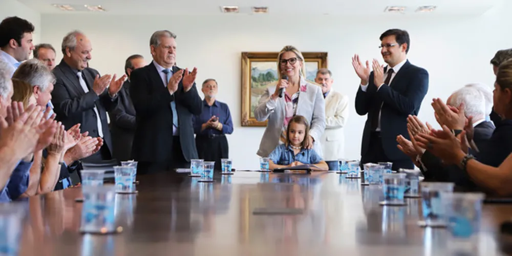 Assinatura aconteceu nesta terça-feira (11) no Palácio Iguaçu.