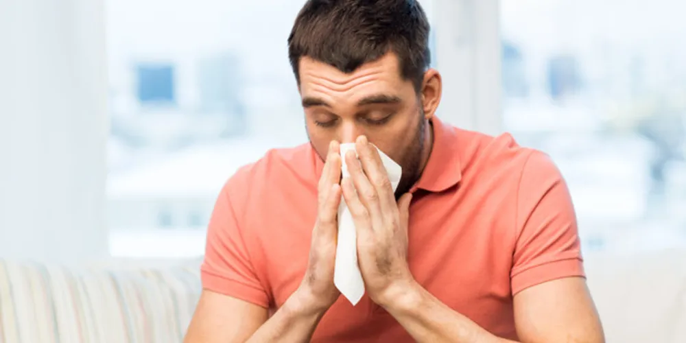 Medidas simples como a lavagem nasal com soro fisiológico e a ingestão de pelo menos 2 litros de água amenizam a rinite