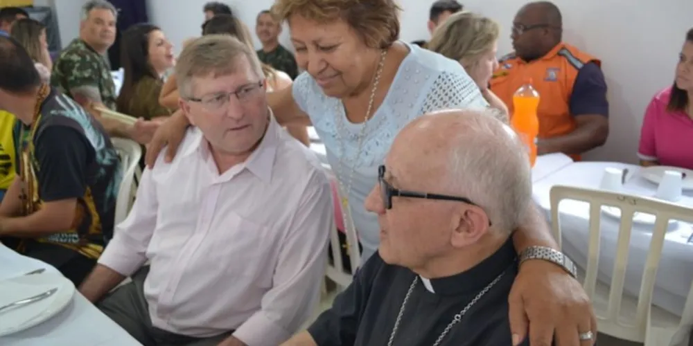 Dom Sergio passou por todas as dez galerias da cadeia, cantando e tocando violão para os presos