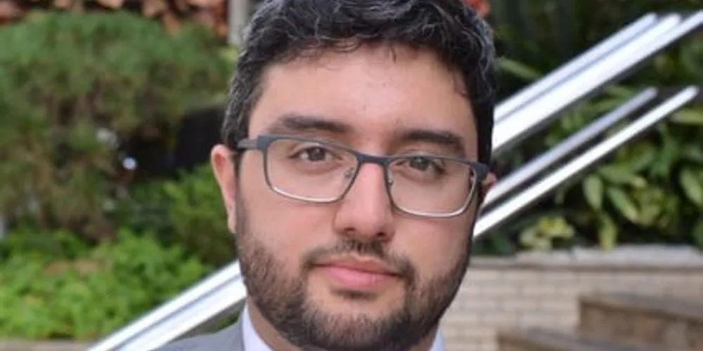 Profissional é graduado em Economia pela Universidade Federal do Paraná.