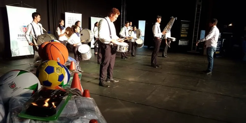 Cerimônia com a participação de mais de 600 alunos aconteceu no Cine Teatro Pax