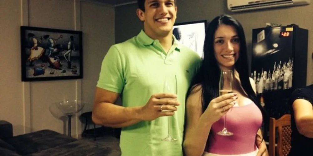 Casal em uma foto publicada na rede social Facebook.