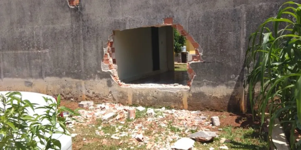 O veículo, segundo o Corpo de Bombeiros, parou no quintal da casa do vizinho.