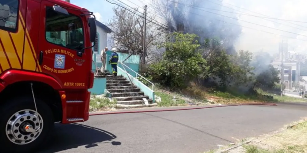 Imagem ilustrativa da imagem Grande incêndio em PG mobiliza bombeiros