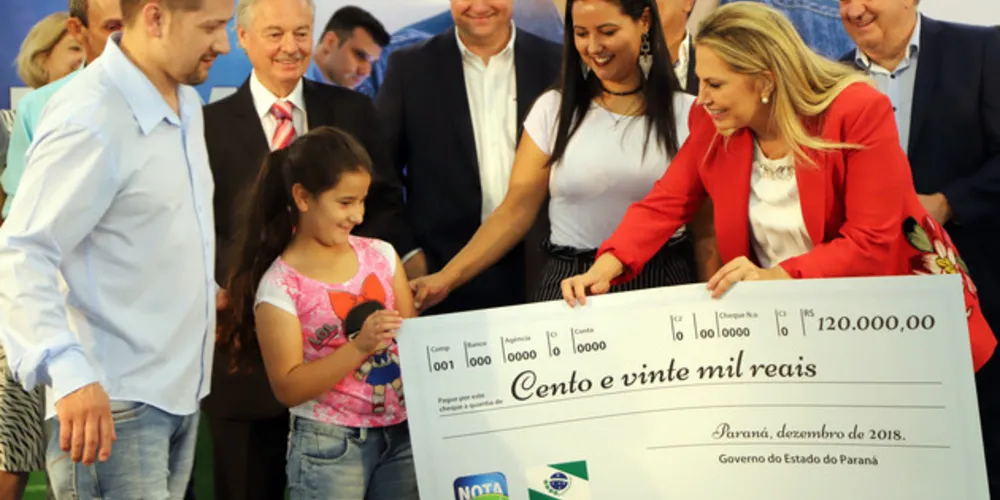 A auxiliar administrativa, Ana Carla Dos Santos, recebeu o prêmio das mãos da governadora
