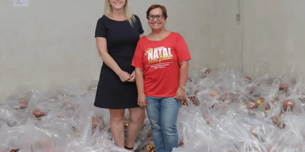 Secretária da SMPPS, Simone Kaminski, recebeu as doações