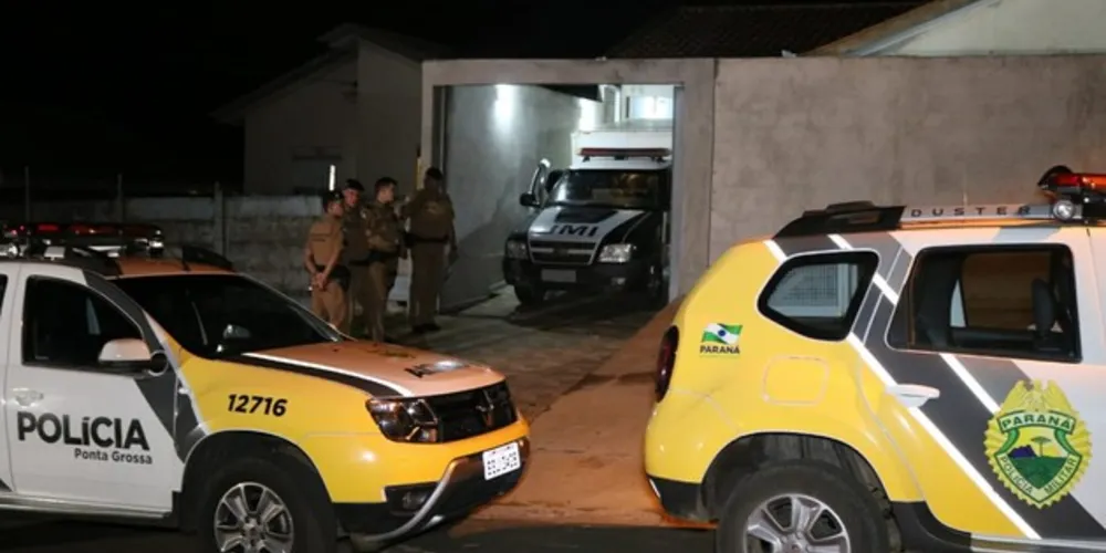 Vítima foi morta a tiros dentro de casa no Jardim Amália na noite deste domingo