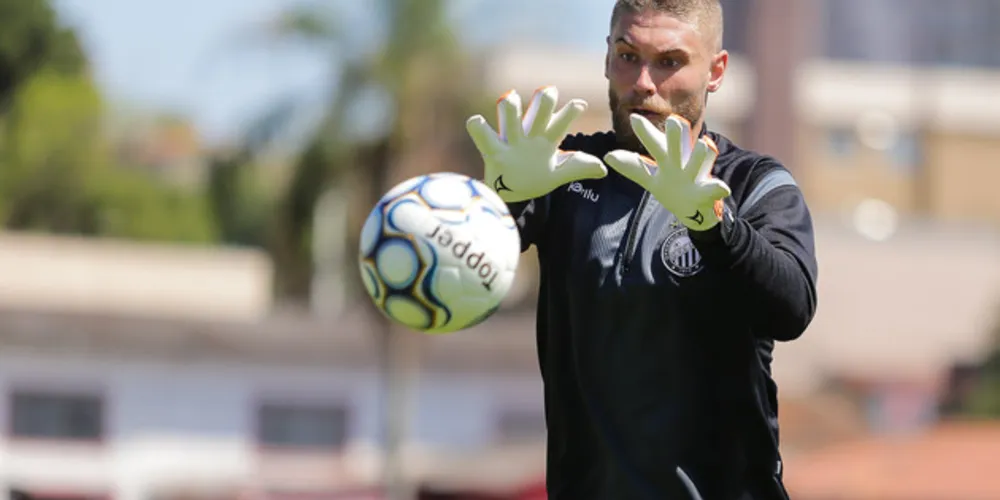 Goleiro continua no clube por mês três anos