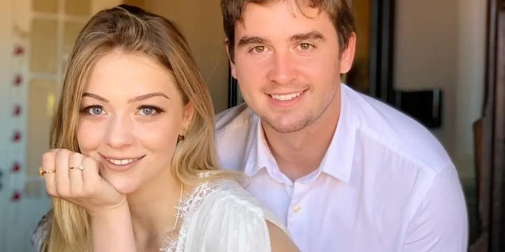 NOIVADO - O último domingo (16), ao lado de familiares e amigos aconteceu um elegante almoço de noivado de Ana Cecília Genari e Miguel Berger. Da coluna RC os votos de muitas alegrias e realizações.