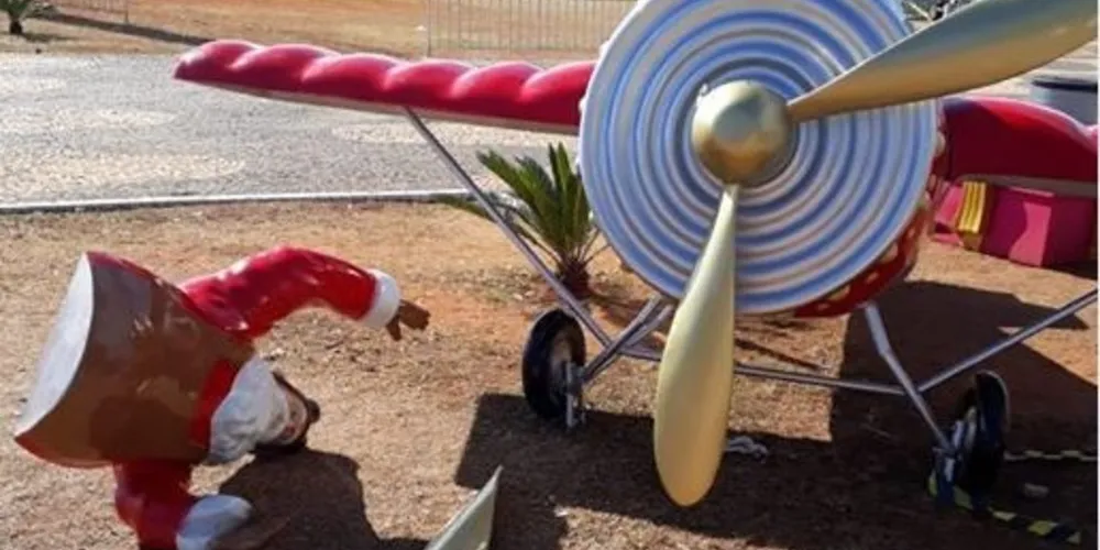 A imagem de destruição despertou indignação da população. Nas redes sociais, centenas de comentários foram disparados 
