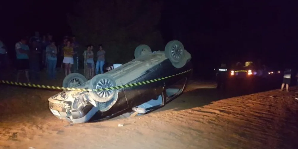 Vítima foi ejetada e morreu prensada embaixo do carro