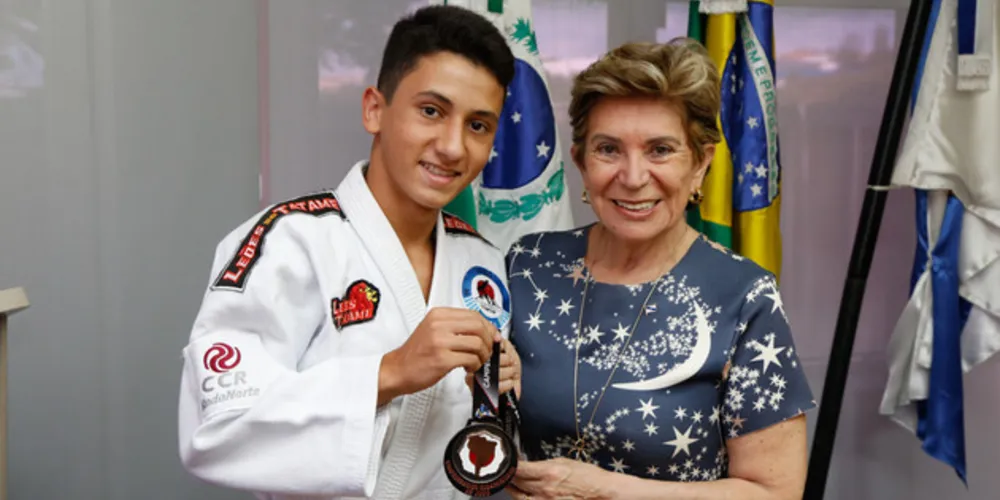Jovem foi recebido pela vice-prefeita de Ponta Grossa, Elizabeth Schimdt.